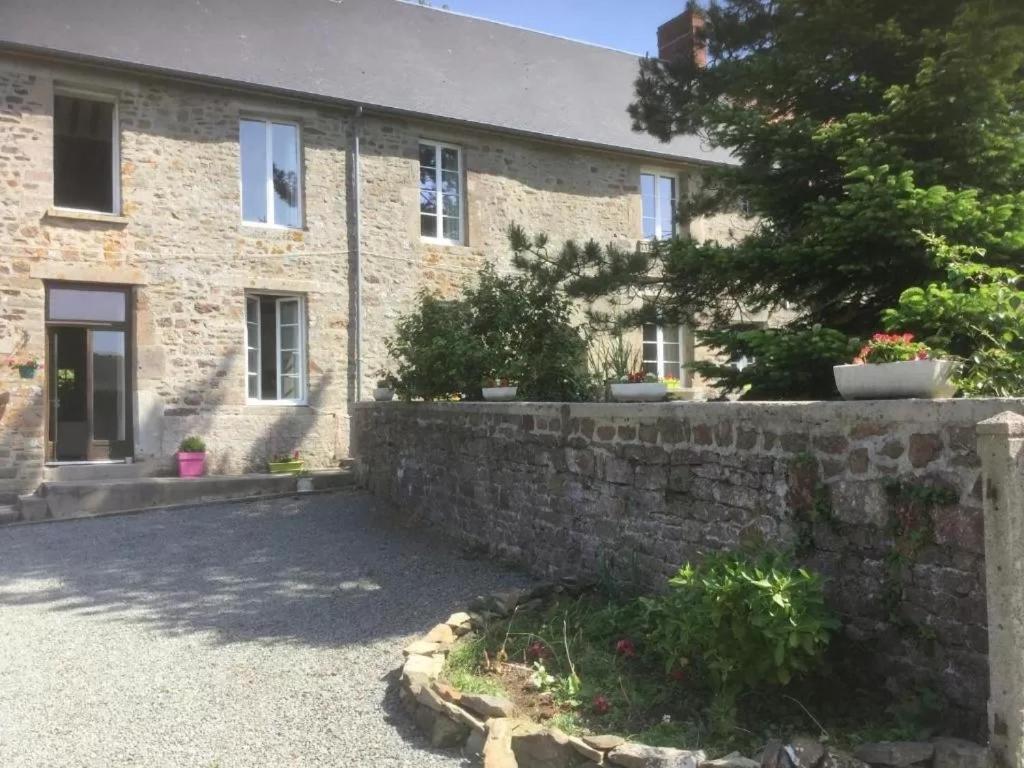 La Petellerie, maison de campagne avec piscine pour un séjour détente Moyon Esterno foto
